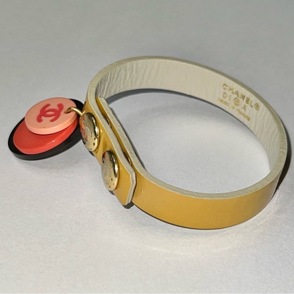 AUTH VTG Coco CHANEL Yellow Leather & Logo Charm Snap Button Bracelet Wrap Cuff - Picture 9 of 16